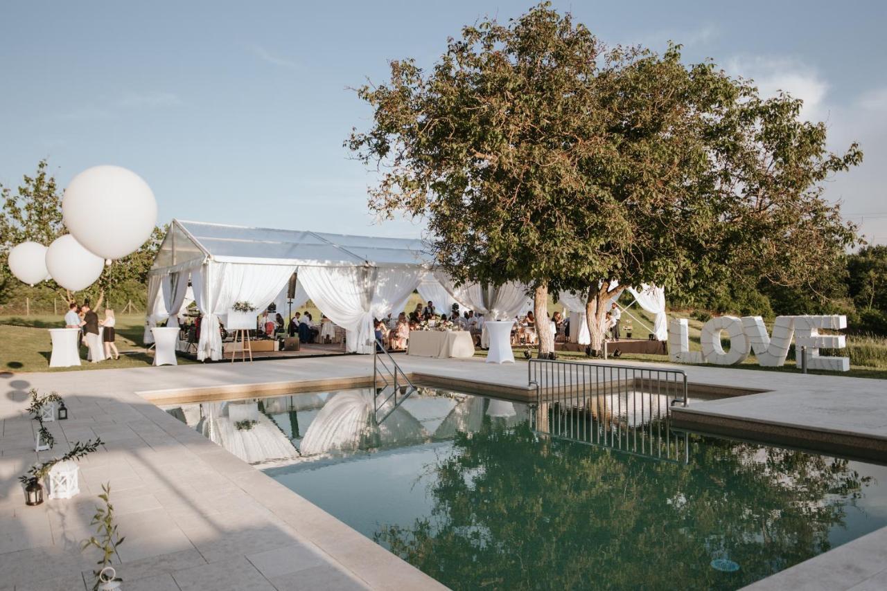 Villa Poropati, Groznjan, Istria - Luxury Countryside Estate For Up To 19 Persons - Large Pool Of 80M2 With Kids Section Eksteriør bilde