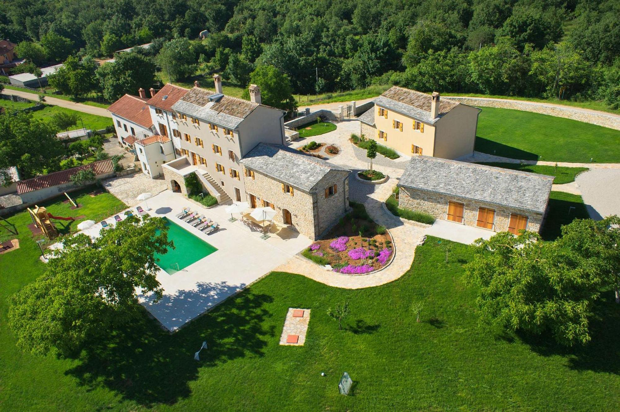 Villa Poropati, Groznjan, Istria - Luxury Countryside Estate For Up To 19 Persons - Large Pool Of 80M2 With Kids Section Eksteriør bilde