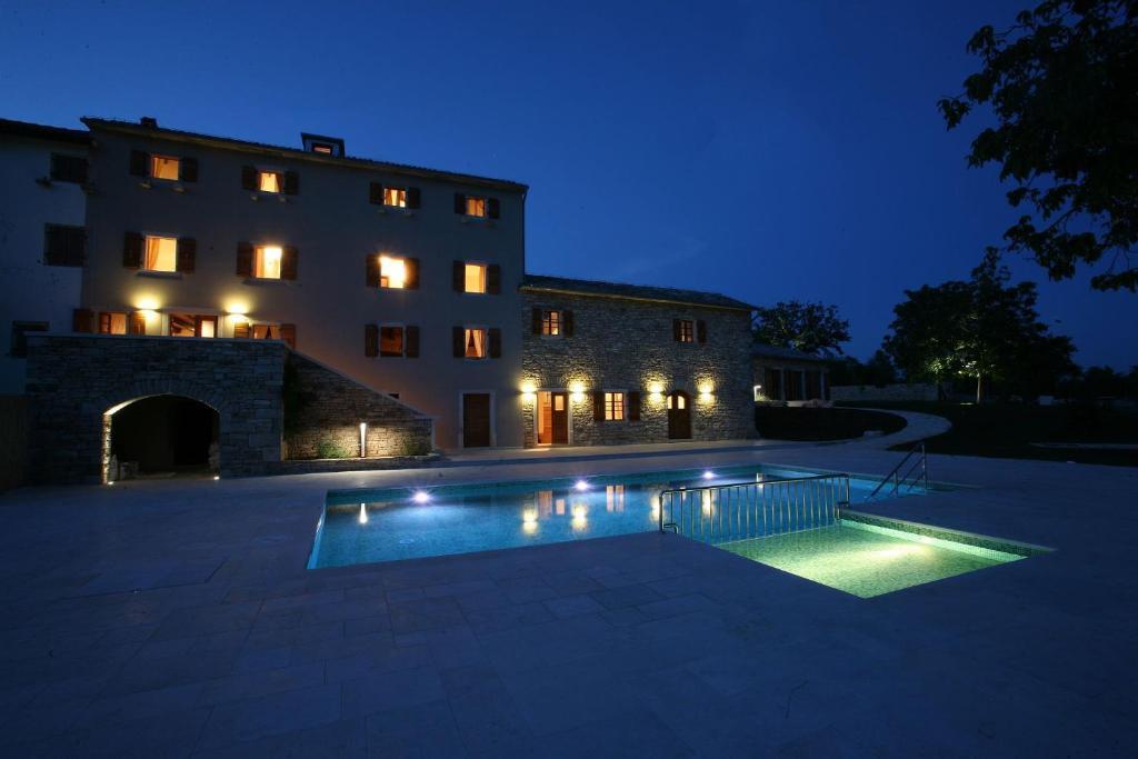 Villa Poropati, Groznjan, Istria - Luxury Countryside Estate For Up To 19 Persons - Large Pool Of 80M2 With Kids Section Rom bilde