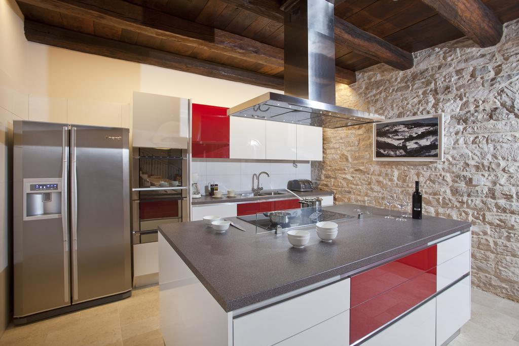 Villa Poropati, Groznjan, Istria - Luxury Countryside Estate For Up To 19 Persons - Large Pool Of 80M2 With Kids Section Eksteriør bilde