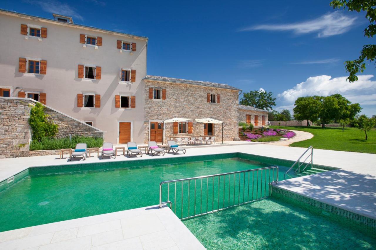 Villa Poropati, Groznjan, Istria - Luxury Countryside Estate For Up To 19 Persons - Large Pool Of 80M2 With Kids Section Eksteriør bilde