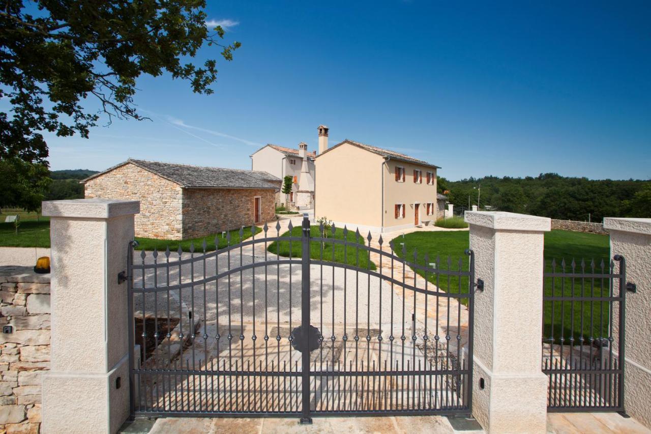Villa Poropati, Groznjan, Istria - Luxury Countryside Estate For Up To 19 Persons - Large Pool Of 80M2 With Kids Section Eksteriør bilde