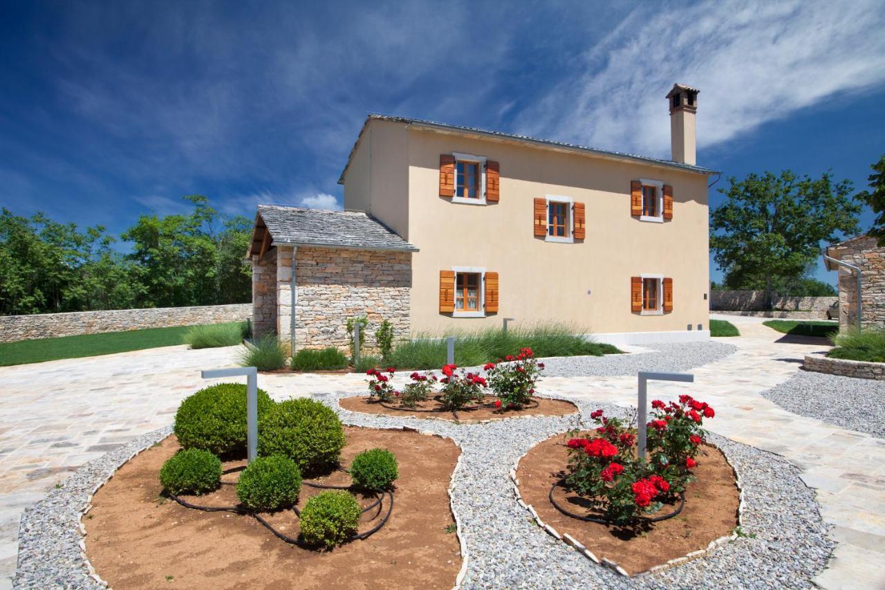 Villa Poropati, Groznjan, Istria - Luxury Countryside Estate For Up To 19 Persons - Large Pool Of 80M2 With Kids Section Eksteriør bilde
