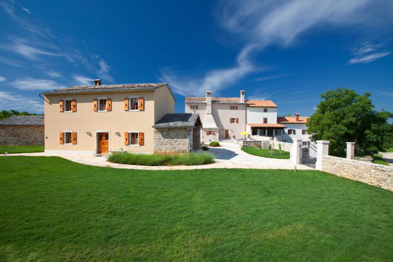 Villa Poropati, Groznjan, Istria - Luxury Countryside Estate For Up To 19 Persons - Large Pool Of 80M2 With Kids Section Eksteriør bilde