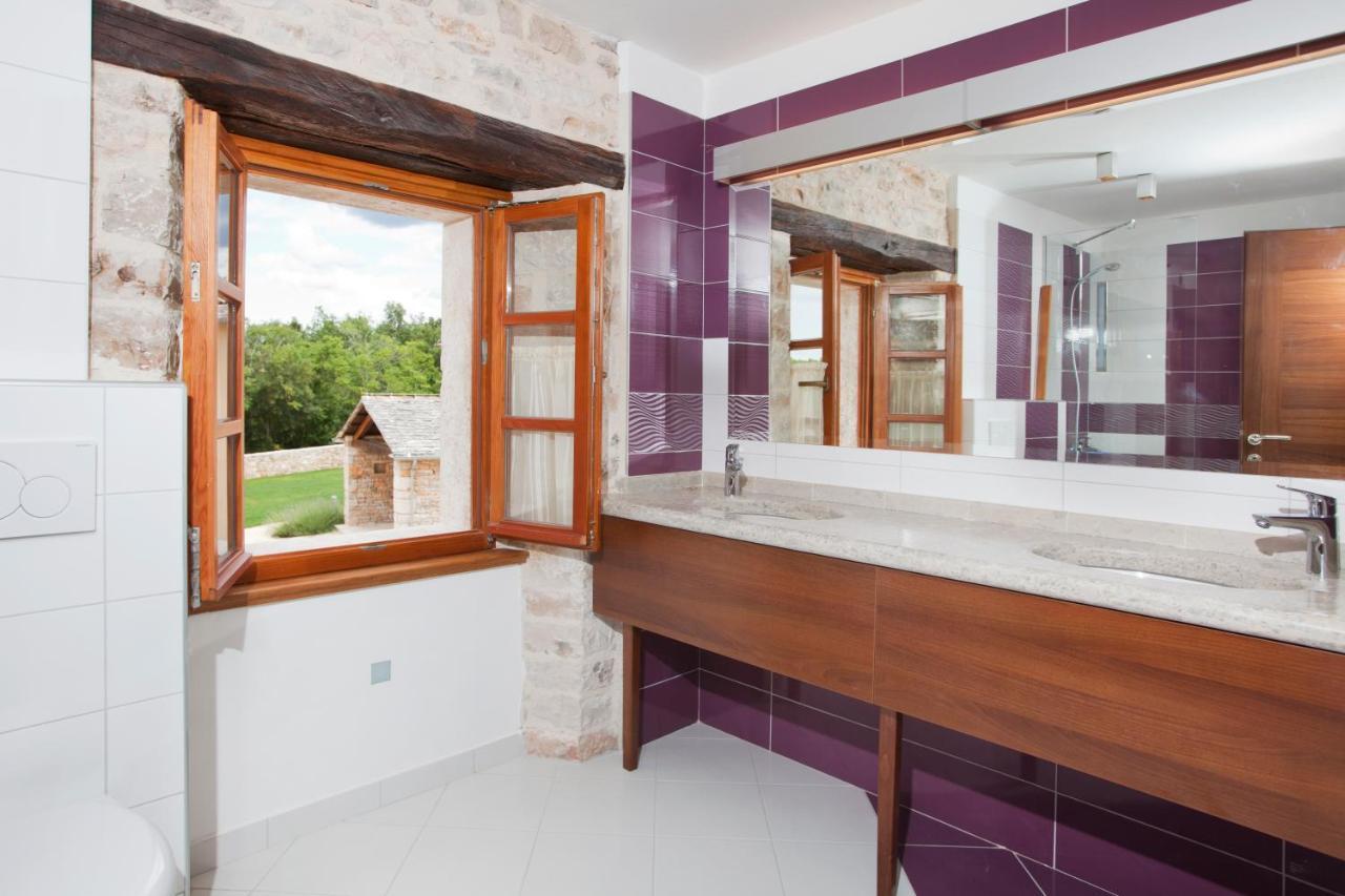 Villa Poropati, Groznjan, Istria - Luxury Countryside Estate For Up To 19 Persons - Large Pool Of 80M2 With Kids Section Eksteriør bilde